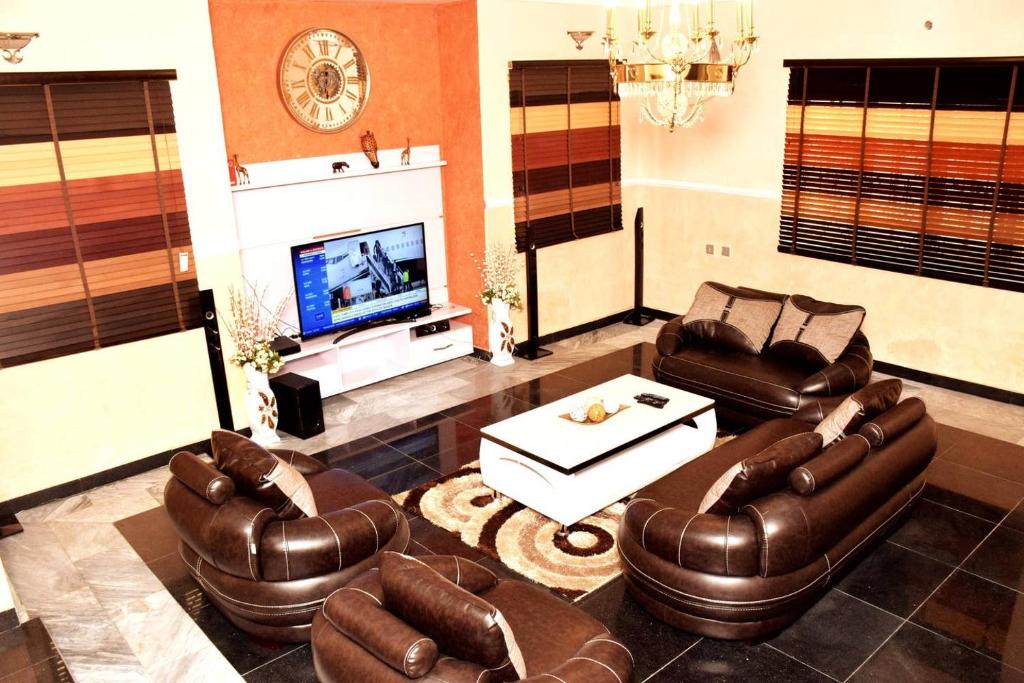 Duplex, 3 Bedroom Spacious House