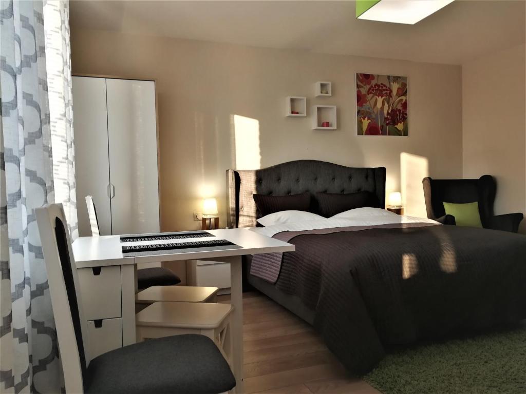 1 dormitorio con 1 cama y escritorio con teclado en VIN service Atbrivosanas alley 101, en Rēzekne