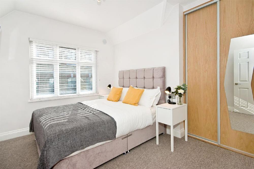 Ένα ή περισσότερα κρεβάτια σε δωμάτιο στο F6 Greek Street by City Living London