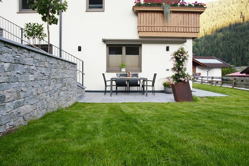 Vonkajšia záhrada v ubytovaní Berg' & Bluamen Appartements Stubai