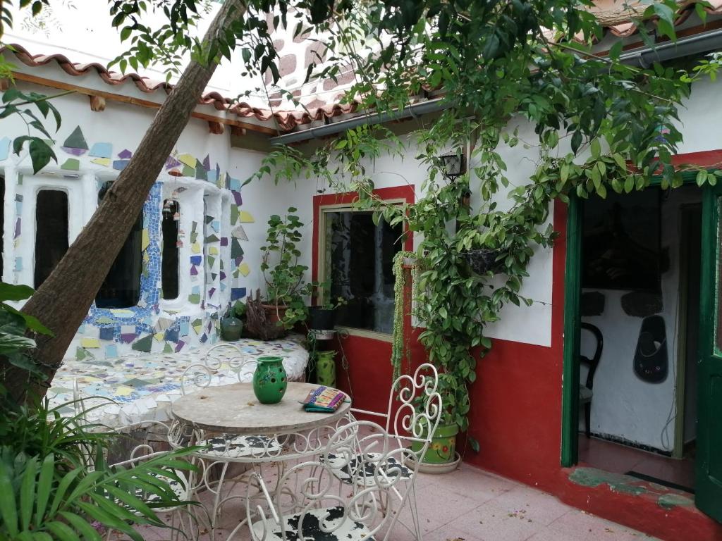 テヘーダにあるEcoartejeda CAVE HOUSEの家の前のパティオ(テーブル、椅子付)