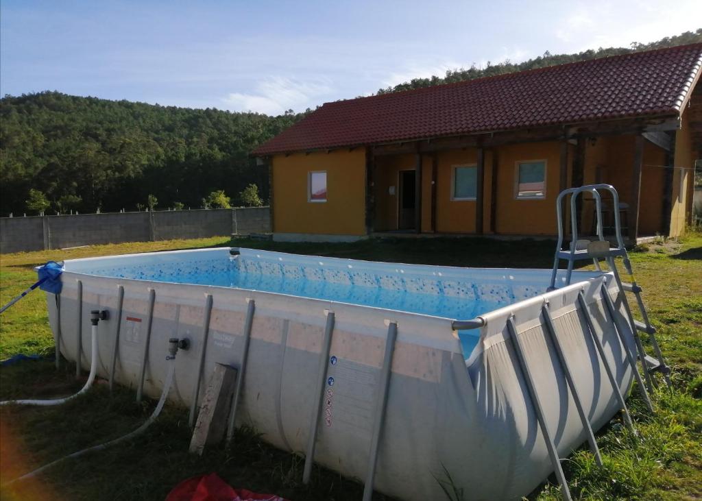 een zwembad in de tuin van een huis bij Casa de madera in A Coruña