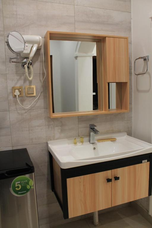 un bagno con lavandino e specchio di Dar Alfakhama ad Al-Bāha