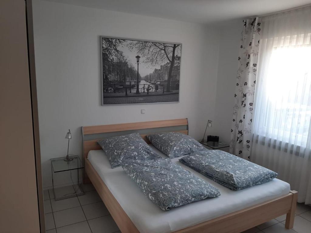 ein Bett mit zwei Kissen darauf in einem Schlafzimmer in der Unterkunft Ferienwohnung Lorenz in Oberhausen