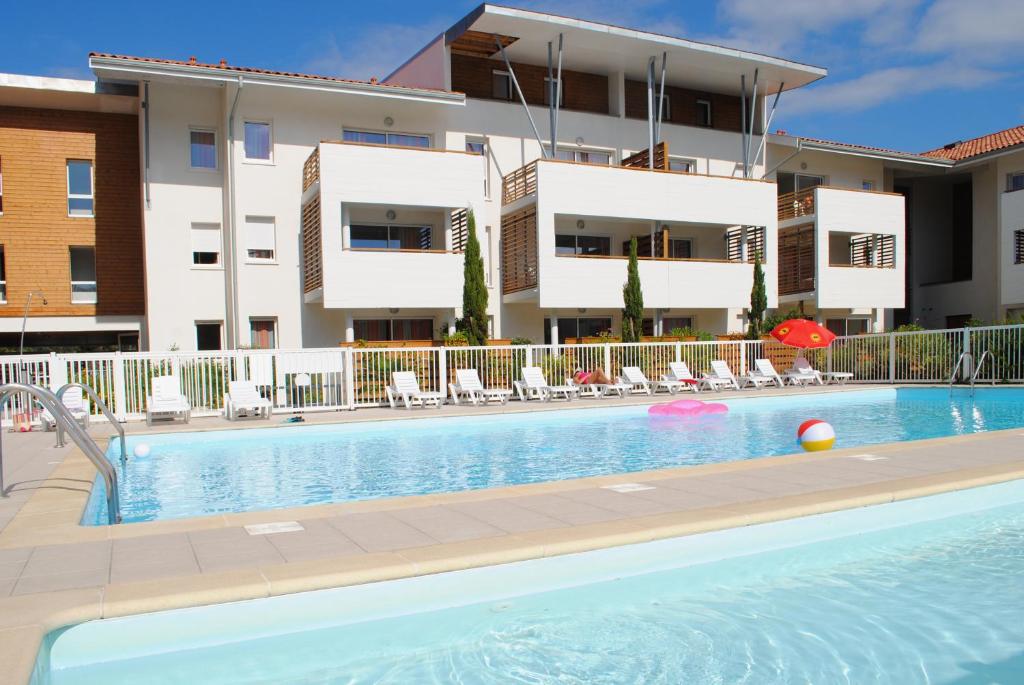- une piscine en face d'un immeuble dans l'établissement Résidence Néméa Les Terrasses de l'Océan, à Moliets-et-Maa
