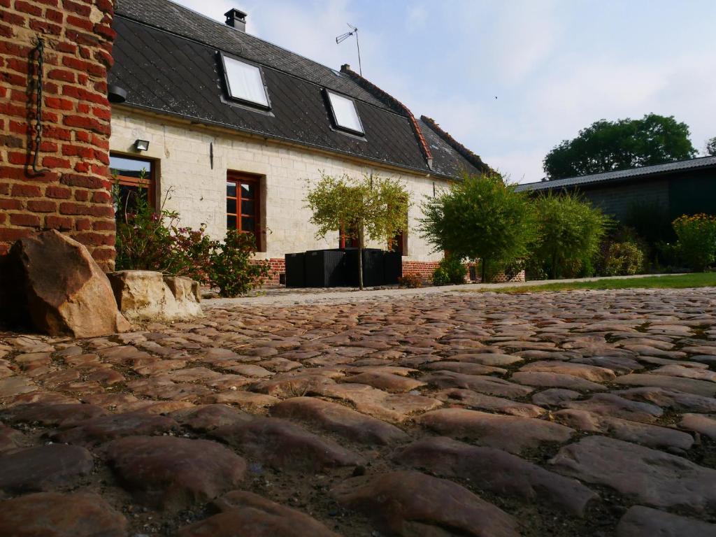 Boussières-en-Cambrésis的住宿－La Boussieroise，房屋前的鹅卵石街道