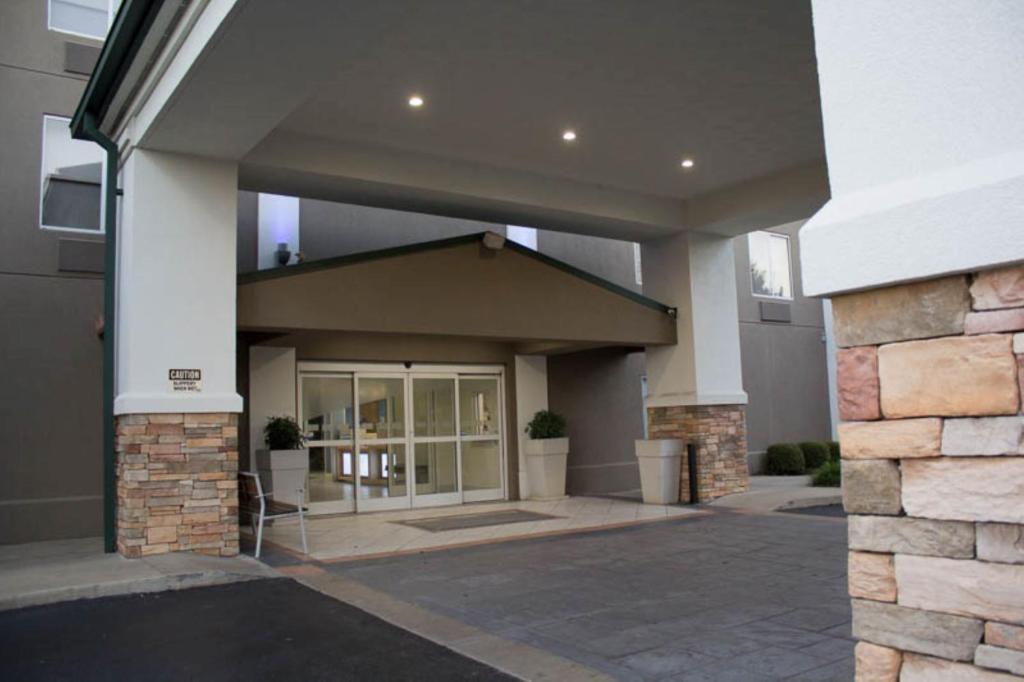 un ingresso anteriore a un edificio con porta in vetro di Holiday Inn Express & Suites Kings Mountain - Shelby Area, an IHG Hotel a Kings Mountain