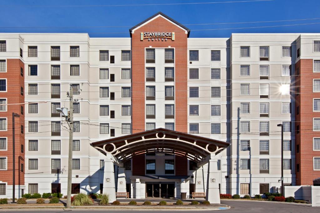 Staybridge Suites Indianapolis Downtown-Convention Center, an IHG Hotel في انديانابوليس: مبنى ابيض كبير عليه لافته