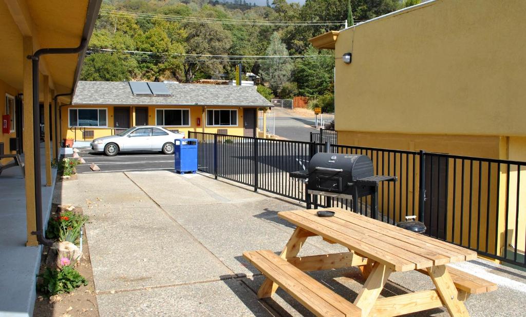 stół piknikowy na chodniku obok budynku w obiekcie Lake Marina Inn w mieście Clearlake Oaks