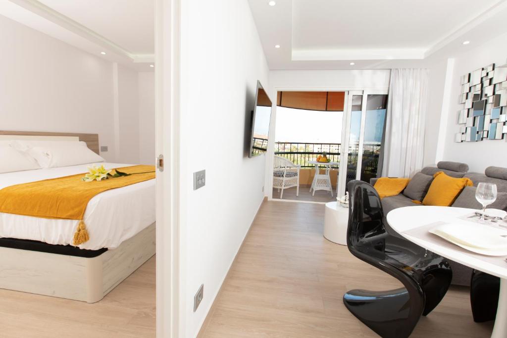 Postel nebo postele na pokoji v ubytování Luxury Apartment Boutique in Torres del Sol