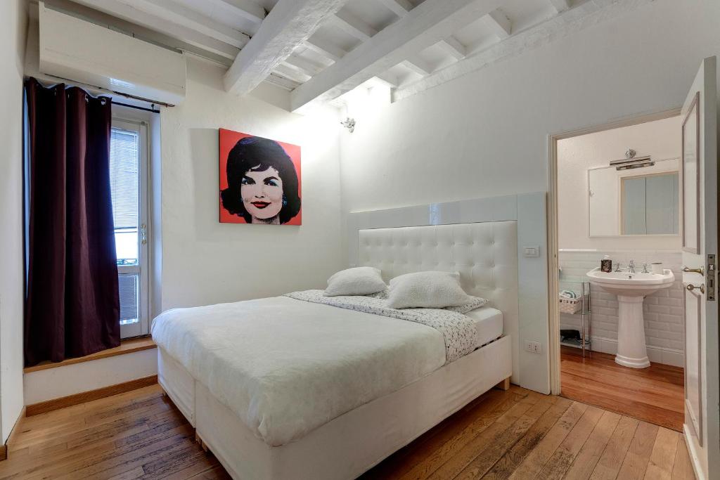 フィレンツェにあるCosimo Suiteの白いベッドルーム(ベッド1台、シンク付)