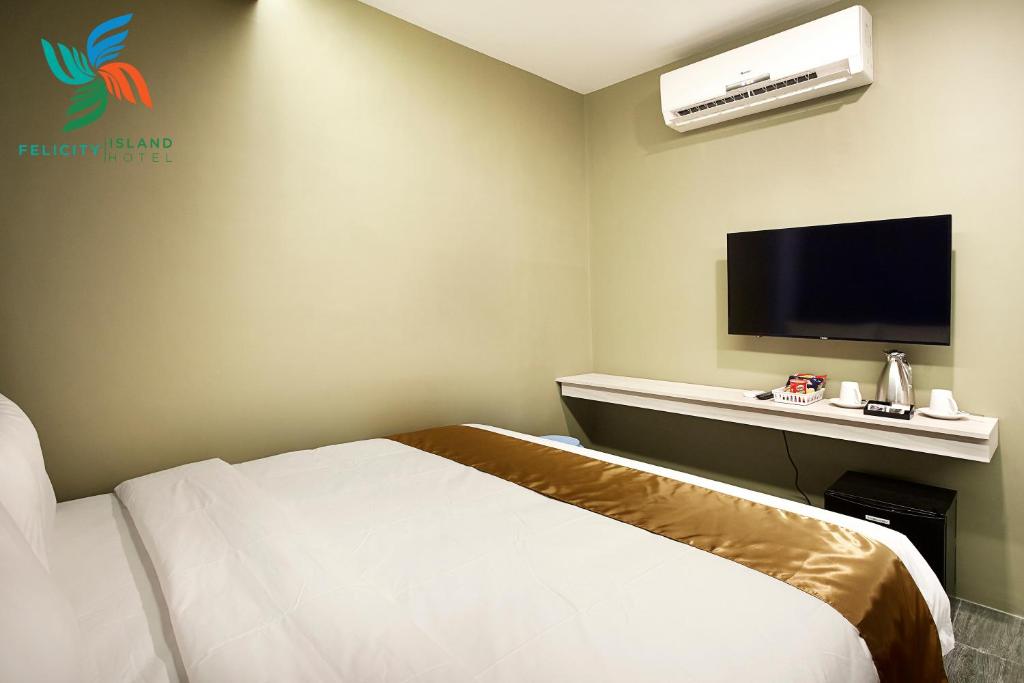 Televisyen dan/atau pusat hiburan di Felicity Island Hotel