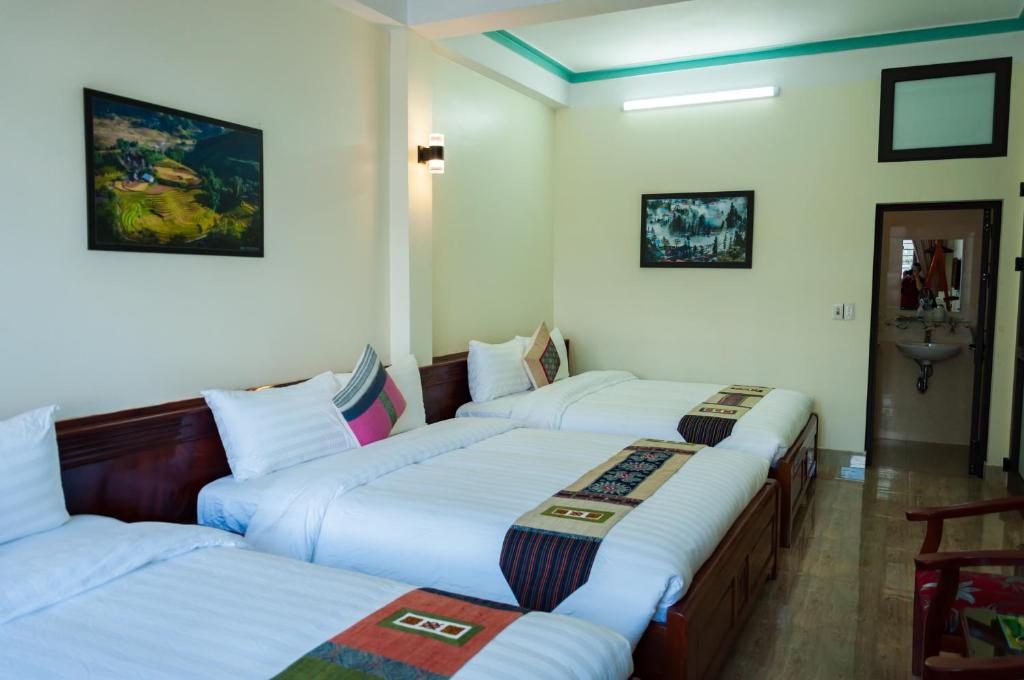 een groep van vier bedden in een kamer bij Sapa Peaceful Hotel in Sa Pa