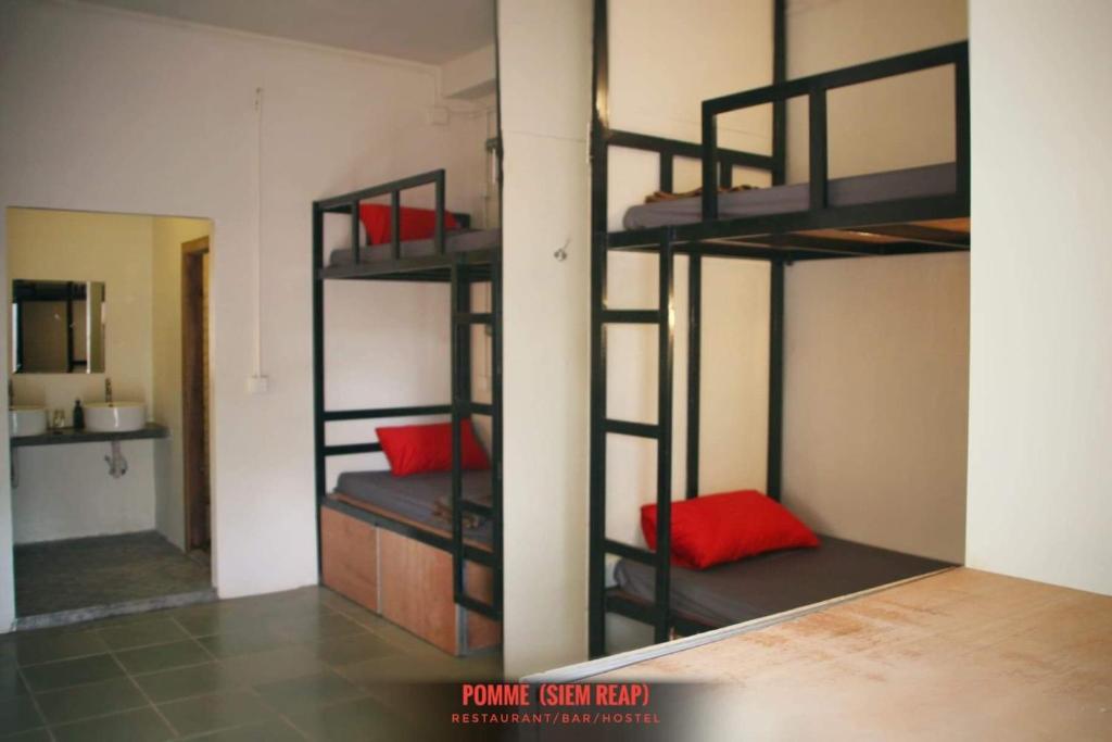 Postel nebo postele na pokoji v ubytování Pomme Brewhouse Hostel