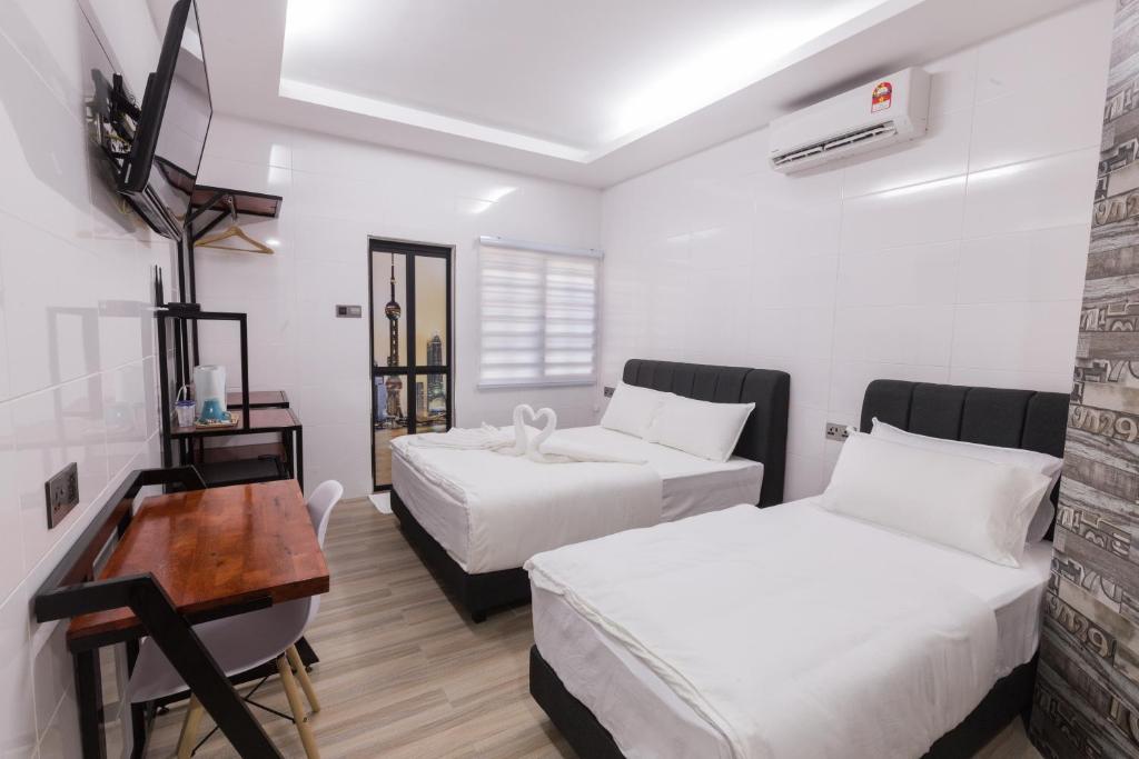 Lee Luxury Home في غيلوغور: غرفة فندقية بسريرين ومكتب