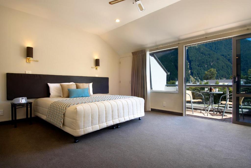 Postel nebo postele na pokoji v ubytování Hurley's of Queenstown