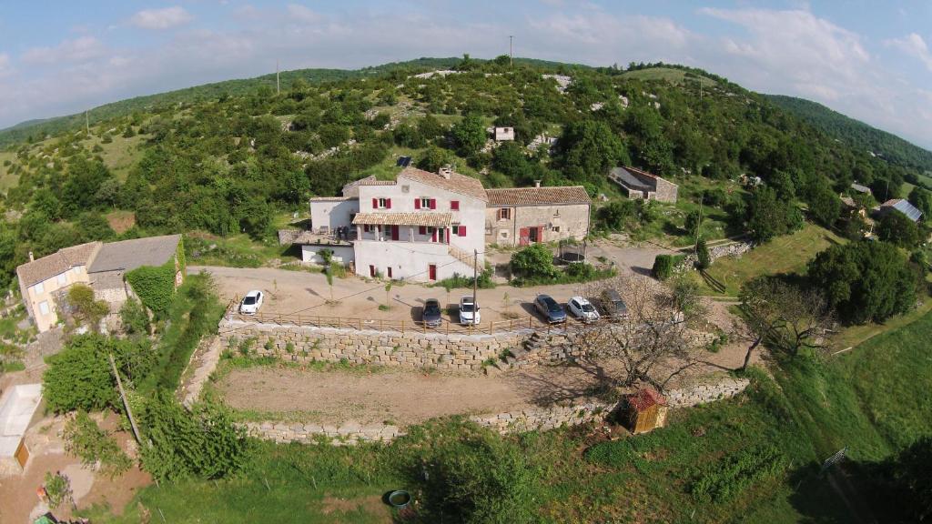 una vista aerea di una casa su una collina di Gîte de Gazelle a La Vacquerie-et-Saint-Martin-de-Castries