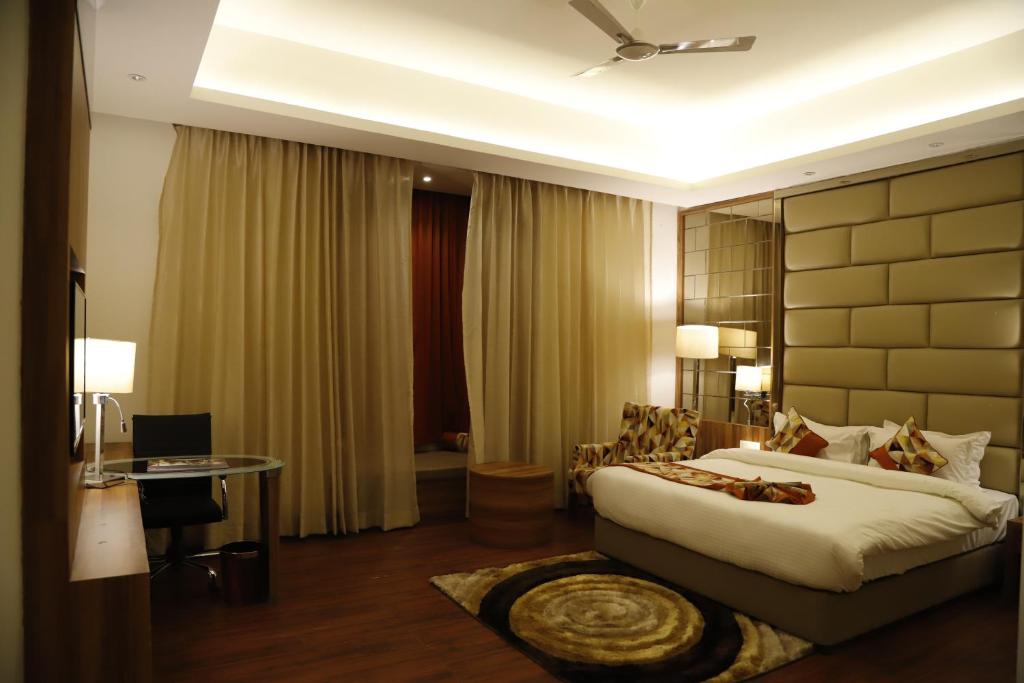 Habitación de hotel con cama y mesa en Lotus Ananta Elite Kota en Kota