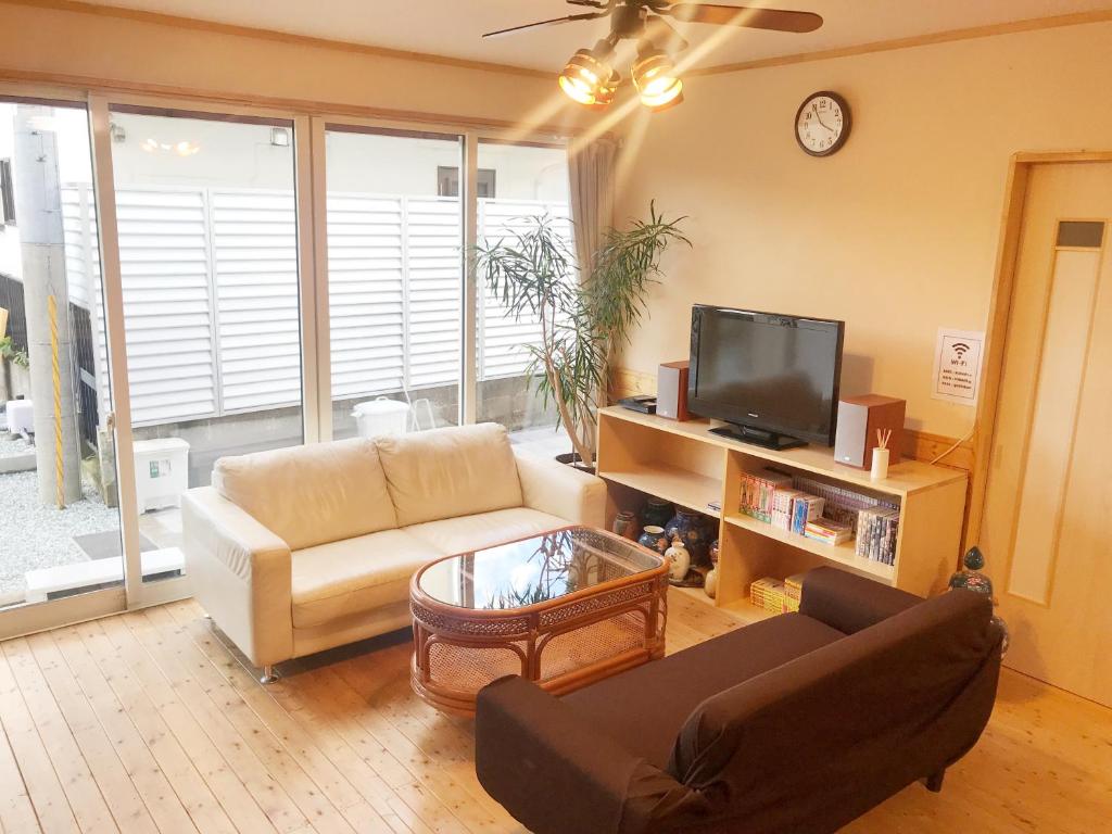 TV a/nebo společenská místnost v ubytování HIBARI GUESTHOUSE