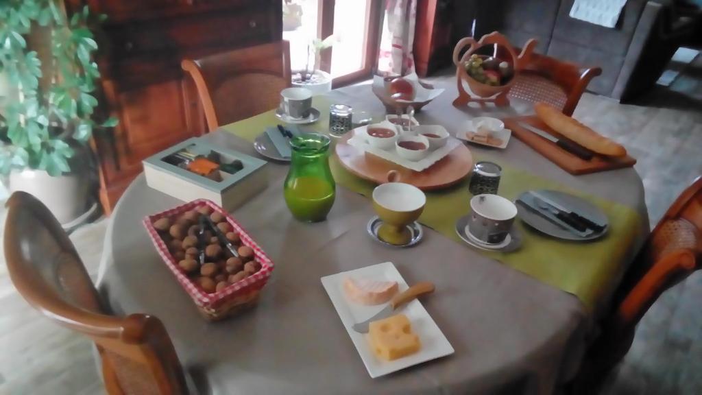een tafel met een bord eten erop bij Le Clos Pré in La Voivre