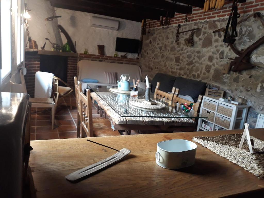 ein Wohnzimmer mit einem Tisch und einem Esszimmer in der Unterkunft Casa La Almazara in La Parra