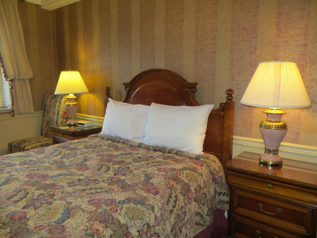 Postel nebo postele na pokoji v ubytování Athabasca Hotel