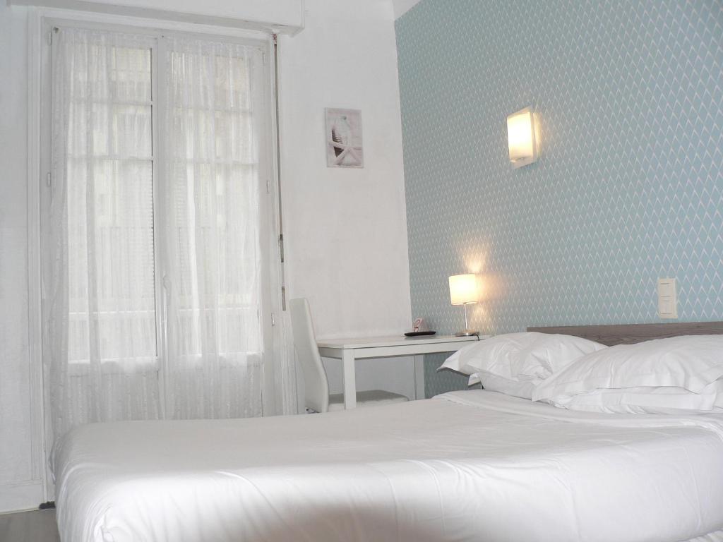 Postel nebo postele na pokoji v ubytování Hôtel Les Alizés