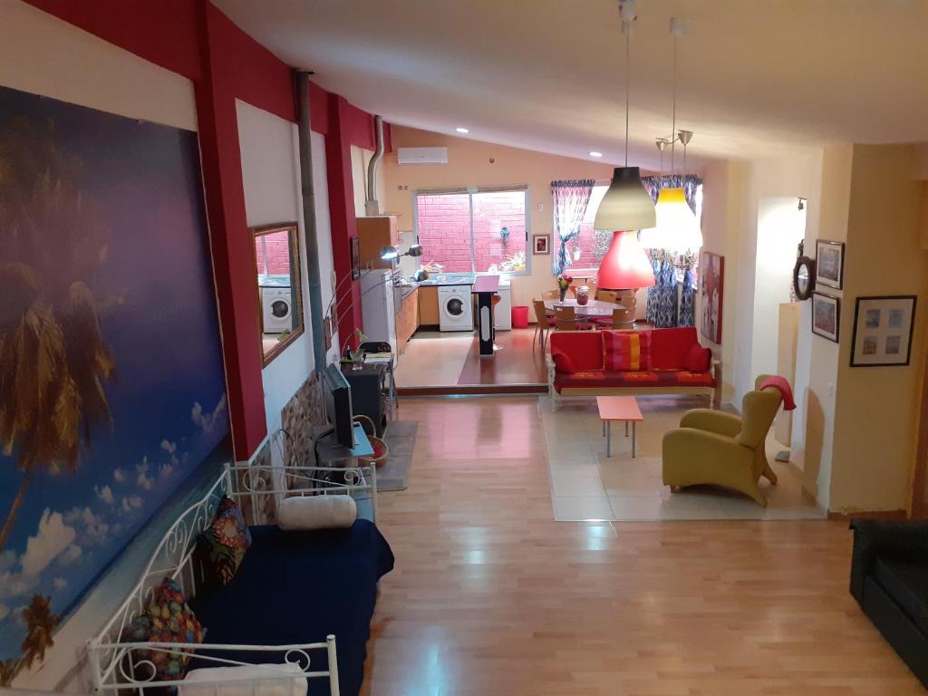een woonkamer met een bank en een woonkamer bij Loft céntrico y confortable in Jerez de la Frontera
