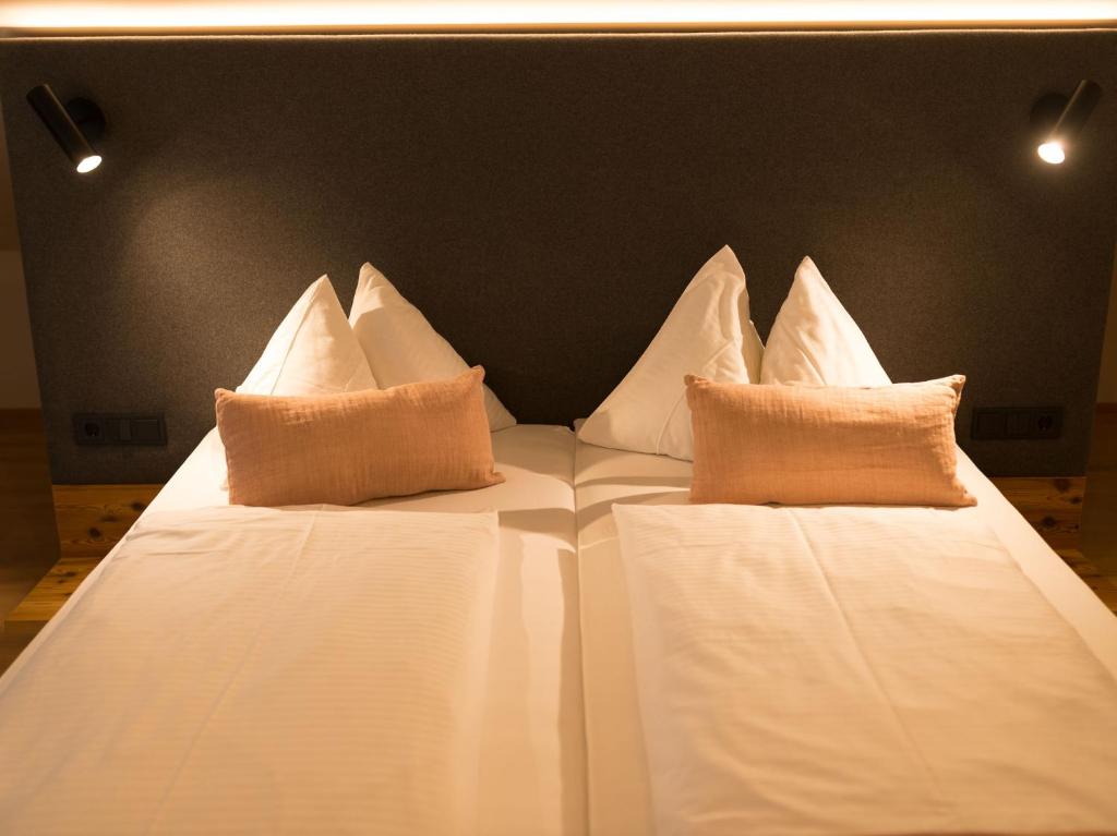 Postel nebo postele na pokoji v ubytování Hotel Bergzeit