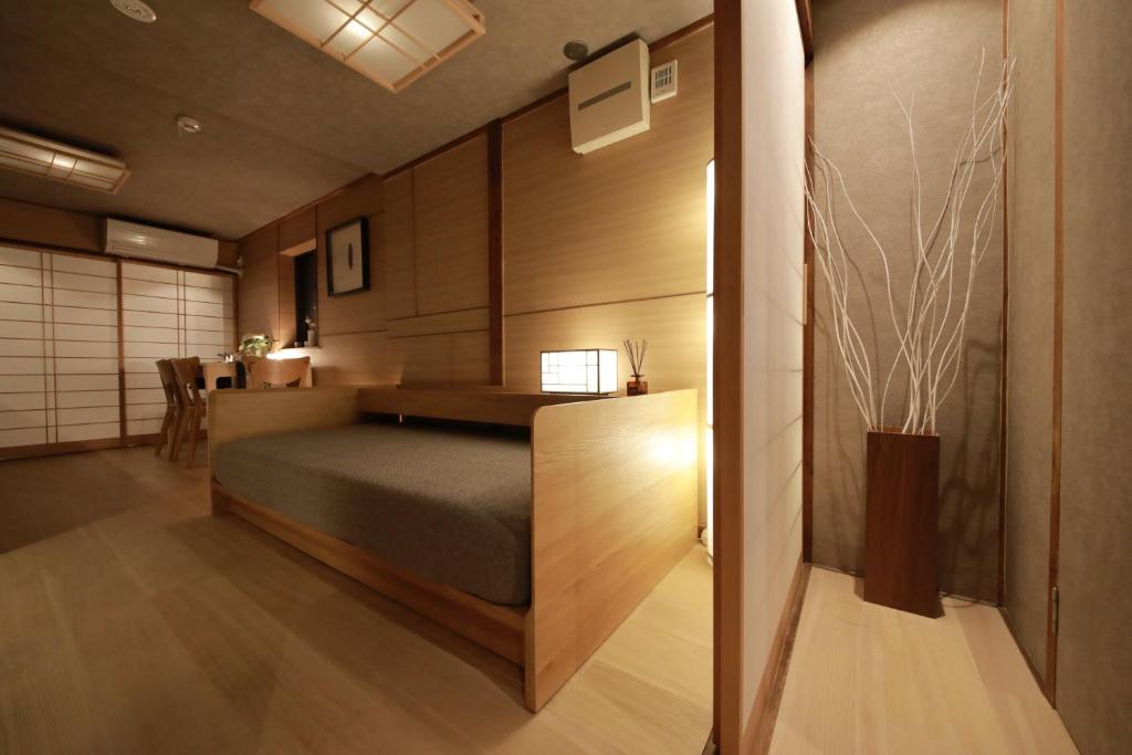 - une chambre avec un lit et une table dans l'établissement Shiki Homes IKKO 8, à Kyoto