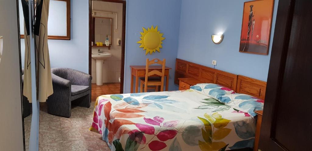 a bedroom with a bed and a bathroom with a sink at Hostal 7 Soles in Las Palmas de Gran Canaria