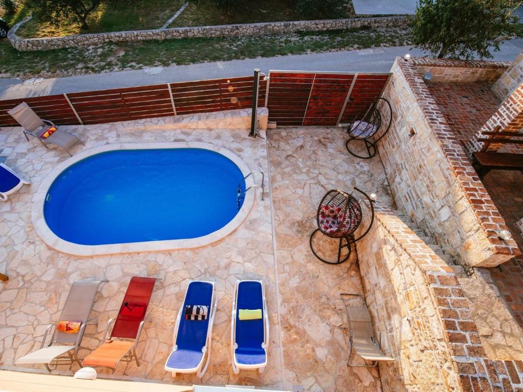 Bazén v ubytování Holiday Home in Jasenice with Garden nebo v jeho okolí