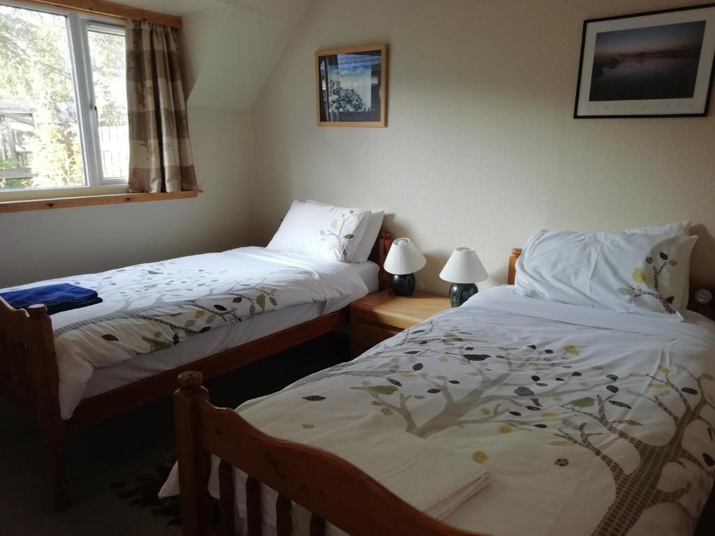 Postel nebo postele na pokoji v ubytování Fraoch Lodge