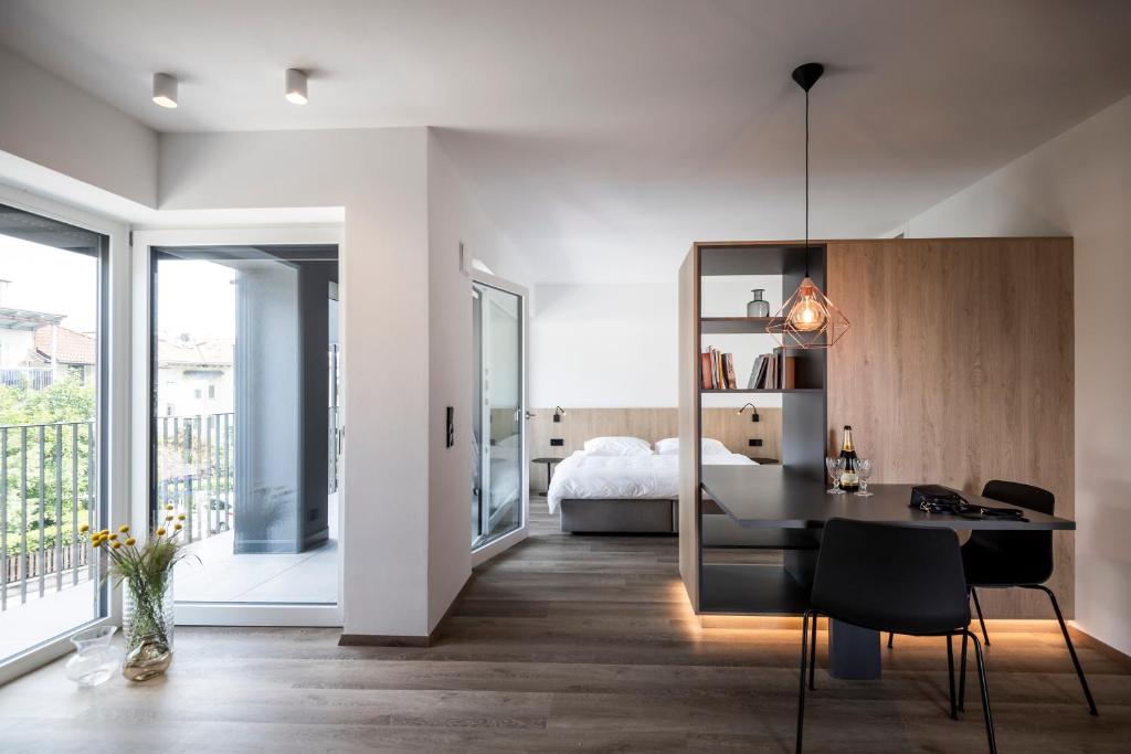 1 dormitorio con 1 cama y escritorio en una habitación en Sambucus Apartments -Premium Apartments for You and Your Dog, en Lana