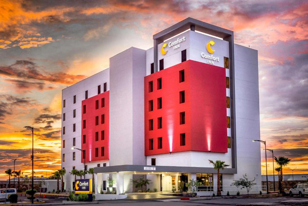 d'un hôtel avec un bâtiment rouge dans l'établissement Comfort Inn Hermosillo Aeropuerto, à Hermosillo