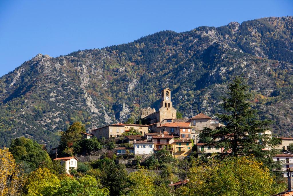 ヴェルネ・レ・バンにあるLa Perle des Montagnes - Bed and breakfast - Chambre d hôteの山の小さな町