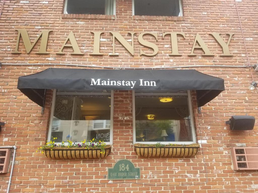 une enseigne d'auberge ahmasy sur le côté d'un bâtiment en briques dans l'établissement Mainstay Inn, à Phoenixville