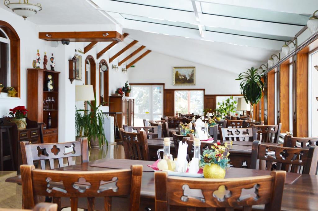 Majoituspaikan Pensiunea Romantic Belvedere Paltinis ravintola tai vastaava paikka