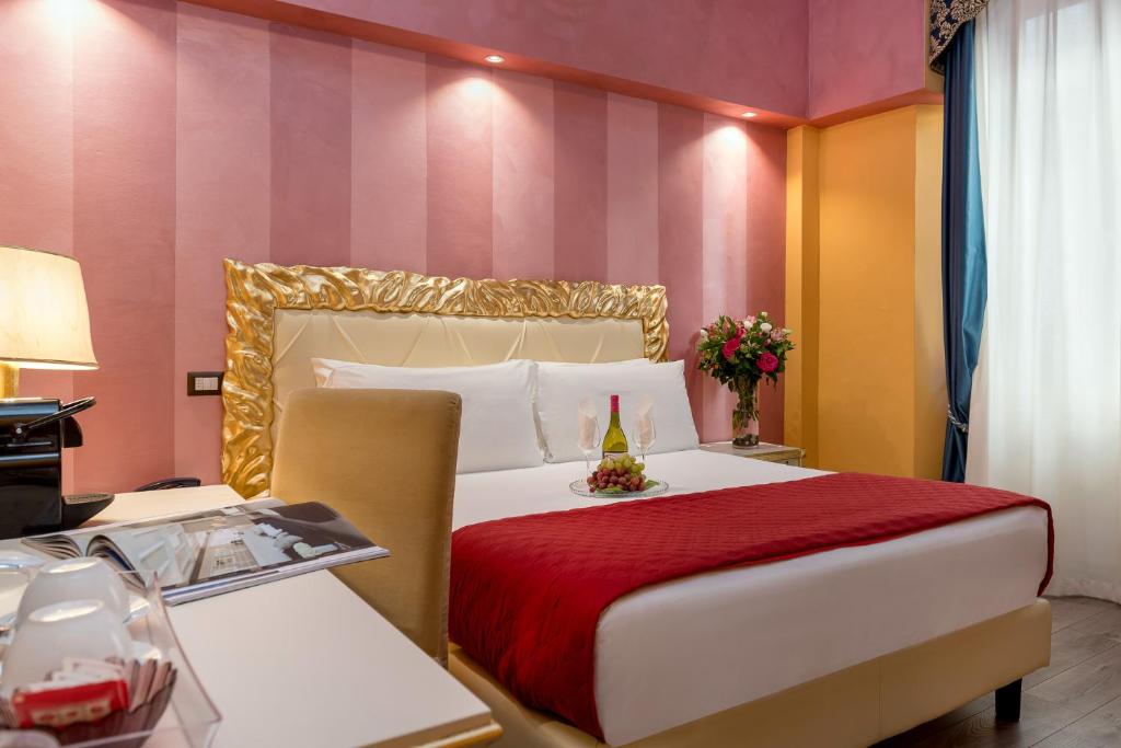 Postel nebo postele na pokoji v ubytování Hotel Ginori Al Duomo