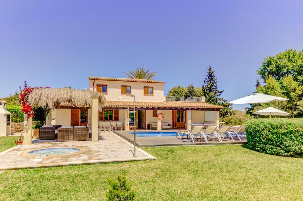 une image d'une villa avec une piscine dans l'établissement Villa Ponent, à Pollença