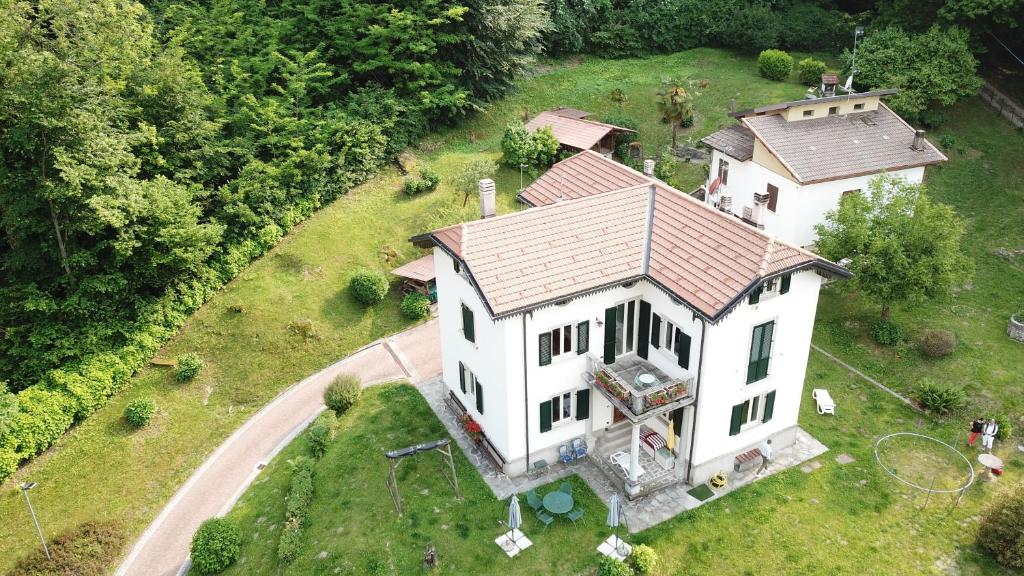 eine Aussicht auf ein weißes Haus mit einem Dach in der Unterkunft Villa Sofia in Bellagio