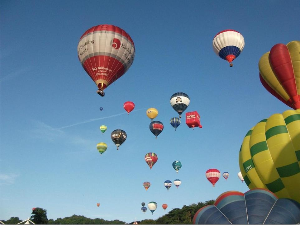 um monte de balões de ar quente no céu em Lauras Townhouse Apartments Balloon Watchers Retreat em Bath