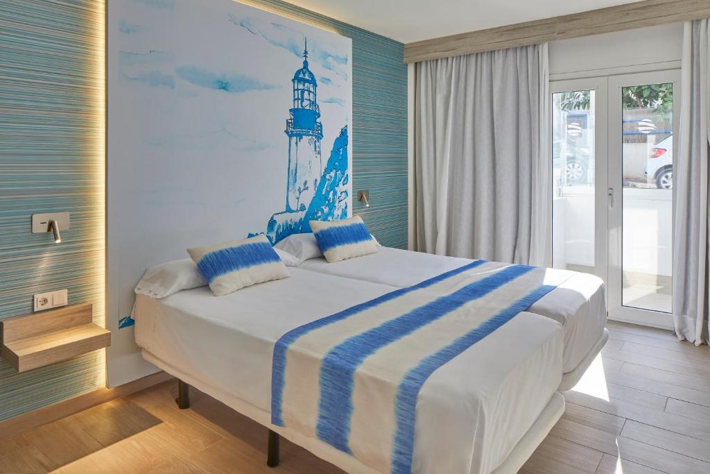 Postel nebo postele na pokoji v ubytování Sol Bahía Ibiza Suites