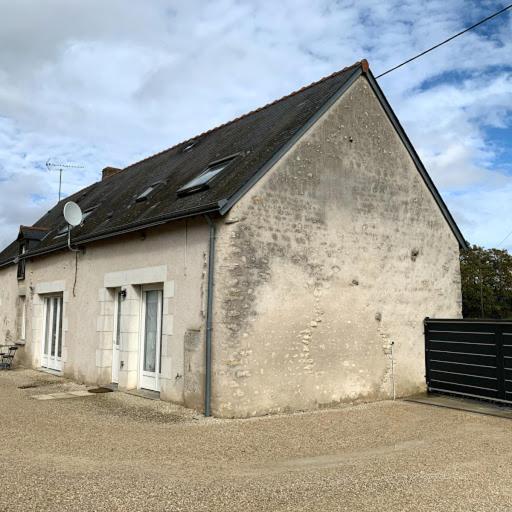 um pequeno edifício branco com um telhado preto em cœur de village em La Chapelle-Onzerain
