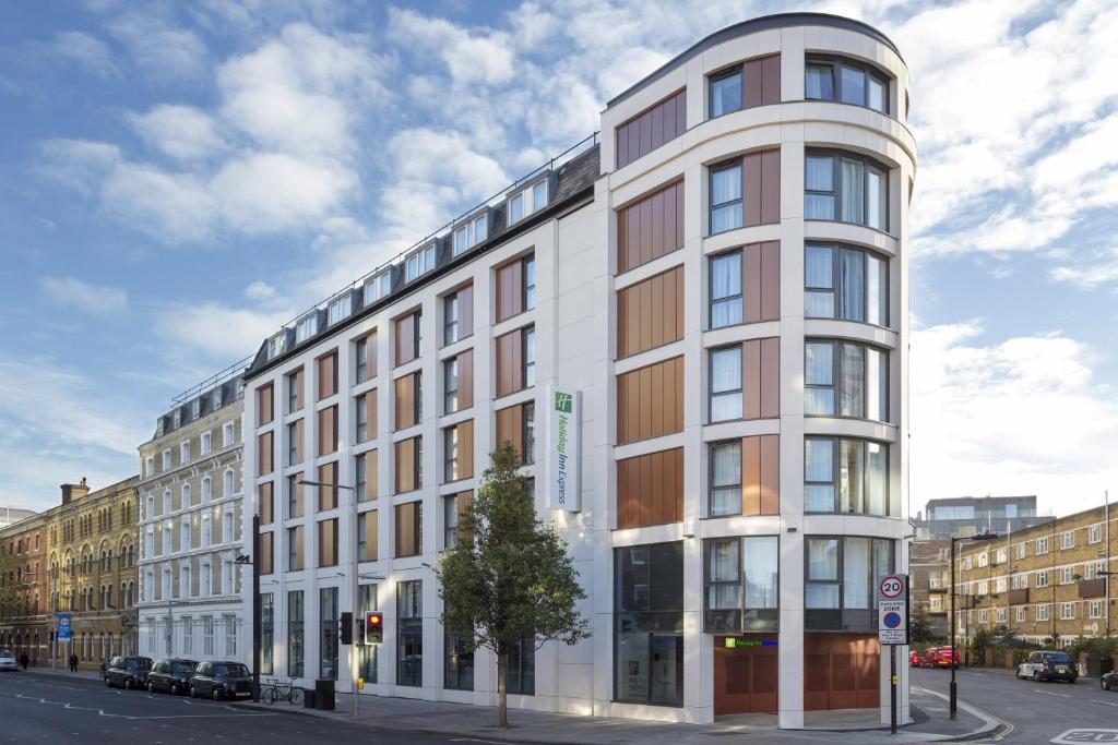 un edificio blanco alto en la esquina de una calle en Holiday Inn Express Southwark, an IHG Hotel, en Londres