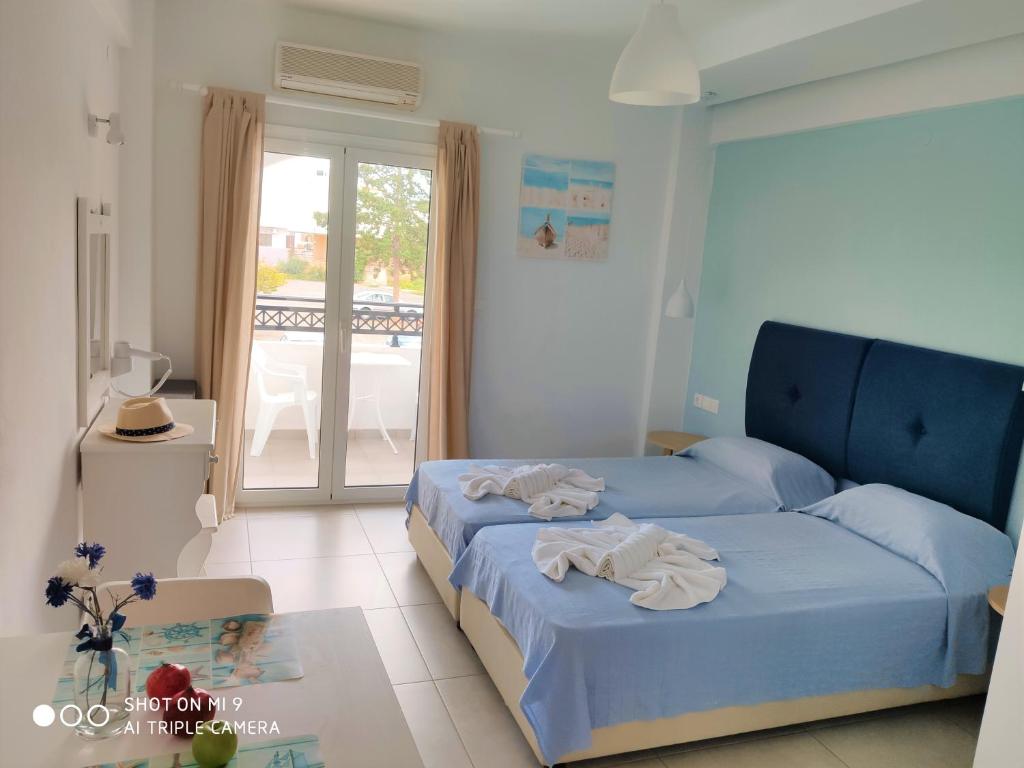 Llit o llits en una habitació de Kostas Apartments