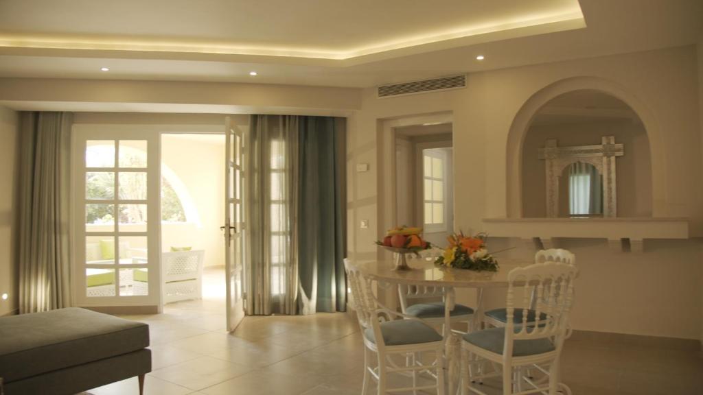 Posezení v ubytování Suites Hôtel Les Charmilles & Spa