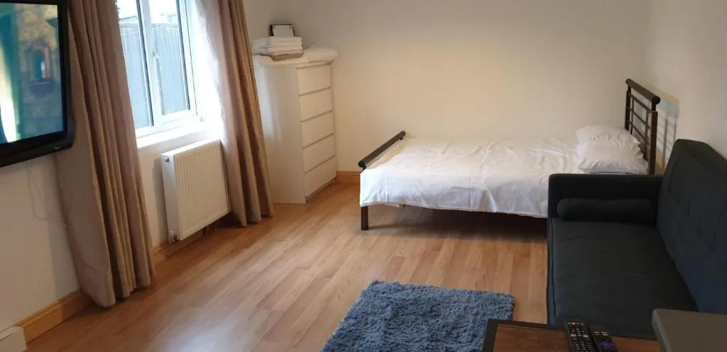 Silver Fox - Whole Private Apartment, Cambourne, United Kingdom