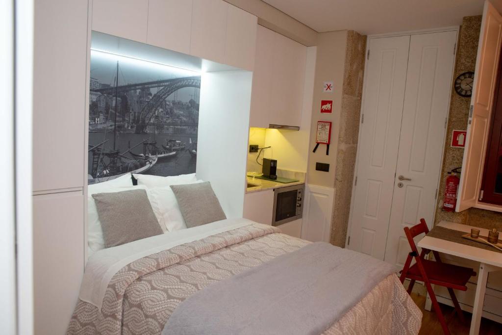 um quarto com uma cama e uma janela grande em Oporto Ana's Studio no Porto