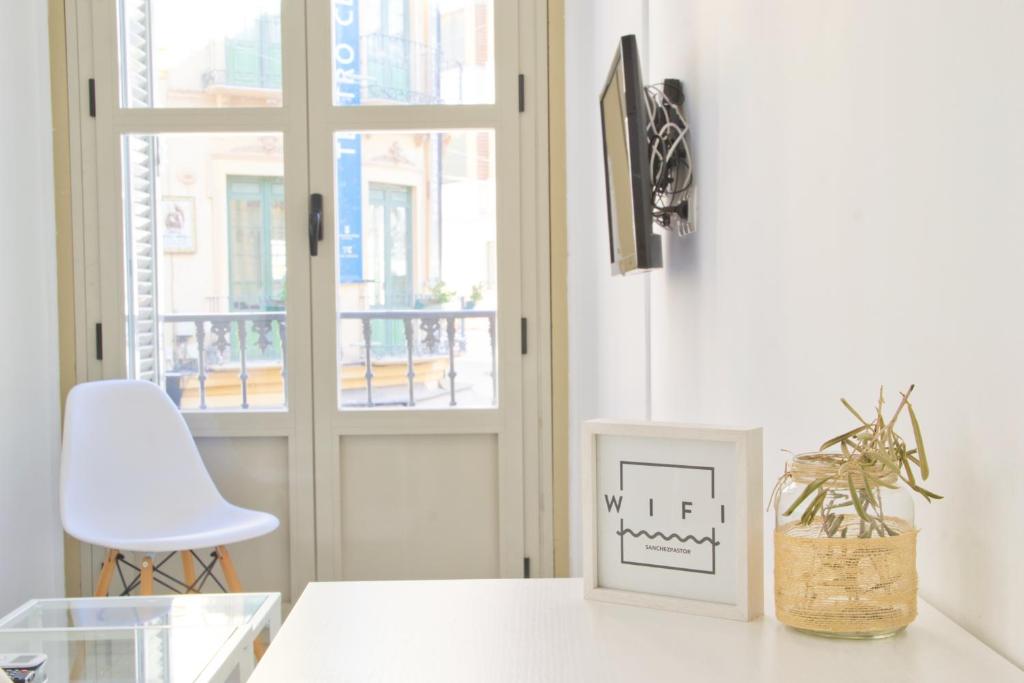 Televízia a/alebo spoločenská miestnosť v ubytovaní MalagaUrbanRooms - Central Suites